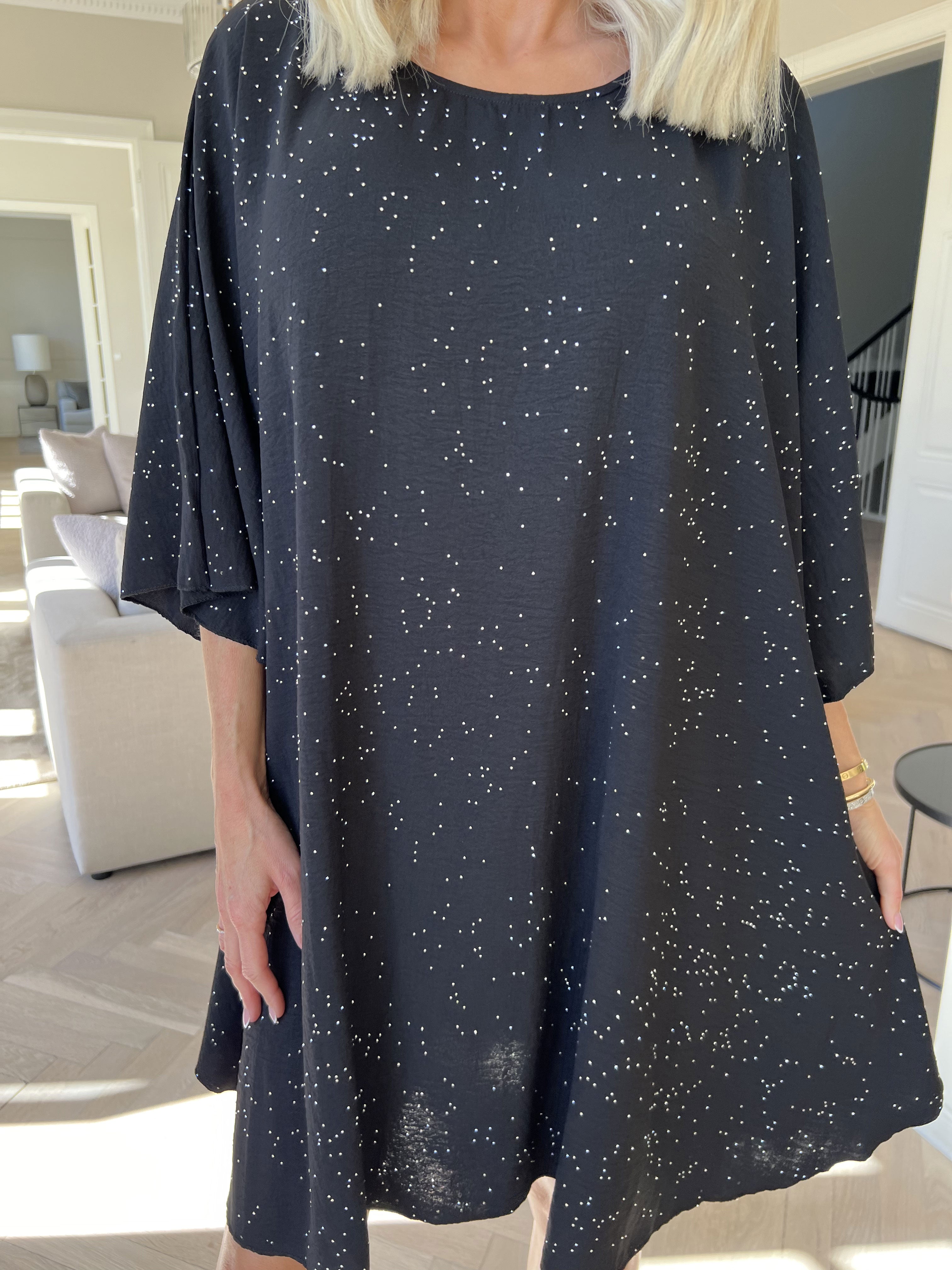 Johanne - Fin enfärgad klänning utsmyckad med fuskpäls